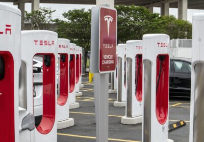 The White House suggests Telsa open a portion of its electric vehicle charging network to other drivers.